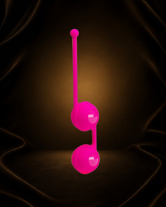 Bolas Kegel Triple Intensidad de Éxtasis Boutique en color fucsia, con dos esferas unidas por una banda flexible y un extremo con un punto.