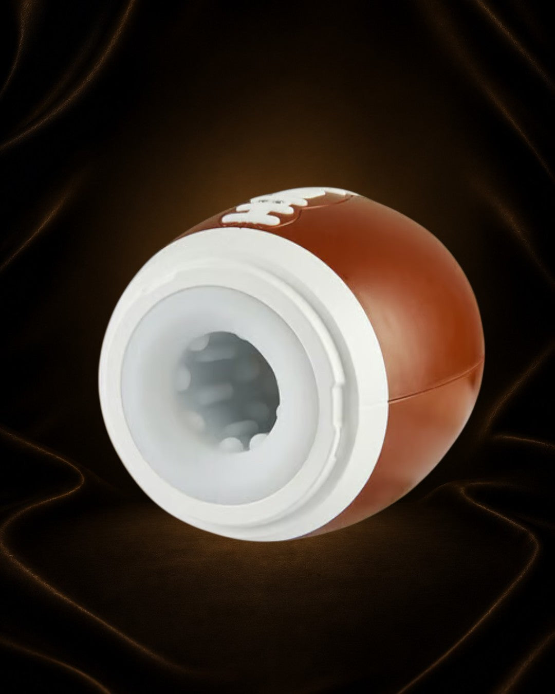 Masturbador Éxtasis Boutique Touchdown con forma de balón de fútbol americano, marrón y blanco, con doble motor para vibración mejorada.