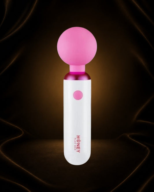 Vibrador Pomi Wand de Éxtasis Boutique en blanco y rosa, con esfera vibratoria y cuerpo ergonómico. Tecnología de vibraciones intensas.