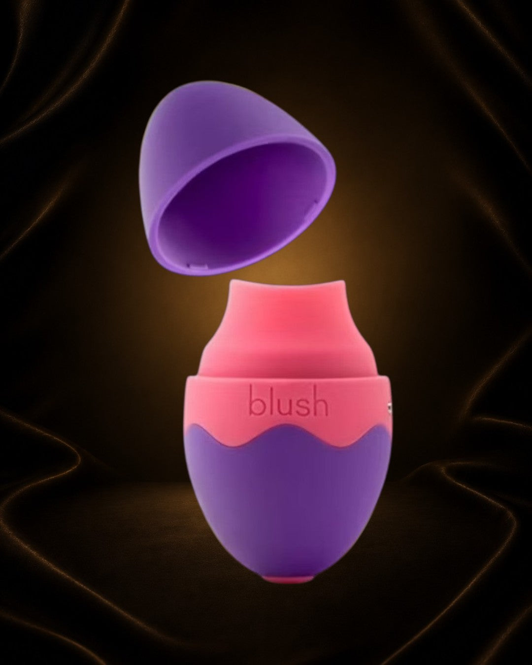 Éxtasis Boutique Aria Flutter Tongue vibrador de clítoris recargable en silicona rosa y morado con tapa.