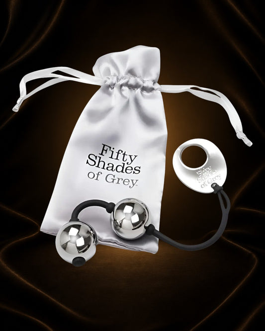 Bolas de Kegel metálicas Éxtasis Boutique con bolsa de satén plateada y cadena de extracción.