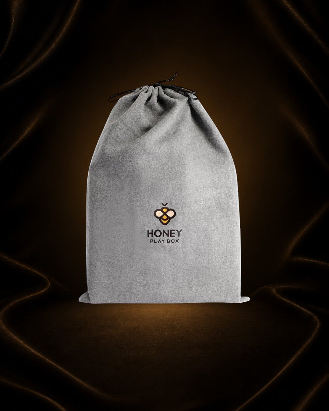 Éxtasis Boutique Carl Masturbador Masculino Realista, bolsa de almacenamiento gris con cordón y logo de abeja.