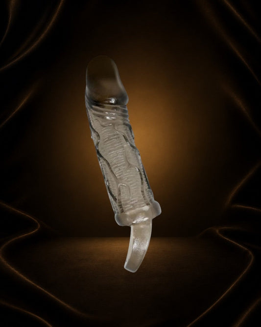 Funda de pene Carson de Éxtasis Boutique, negra, de TPR, con textura realista, 17.5 cm, con bala vibradora y anillo testicular.