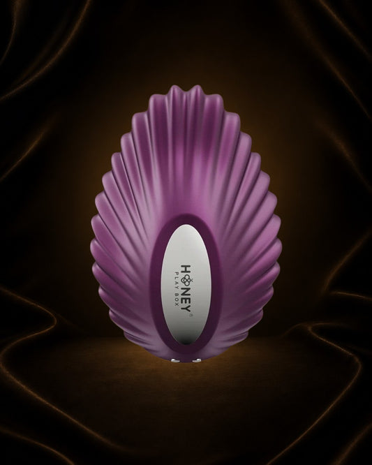 Vibrador de bragas Éxtasis Boutique Pearl morado con forma de concha, silicona premium, control por app, para placer intenso.